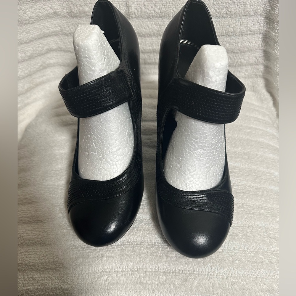 Vintage Newport News Black Women's Mary Jane Pumps. Size 9M